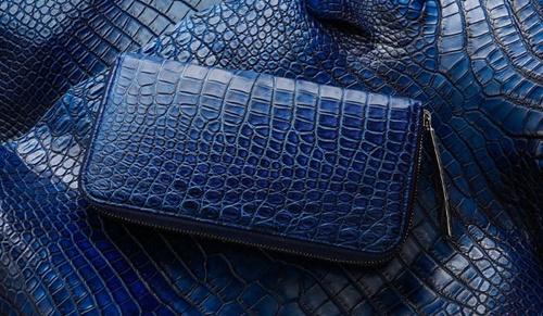 藍染めされたクロコダイル財布
