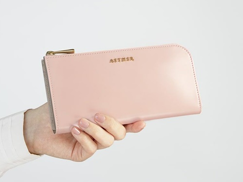女性におすすめのピンク色の財布